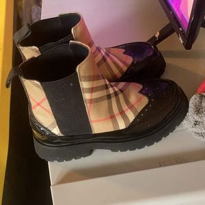 Little Girl Burberry Shoes Size 34(2.5) $300